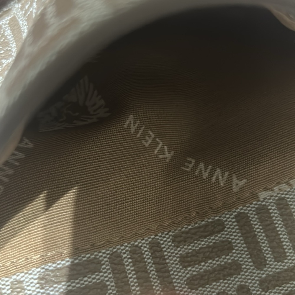 Small Beautiful Purse Color Tan. - Picture 4 of 9